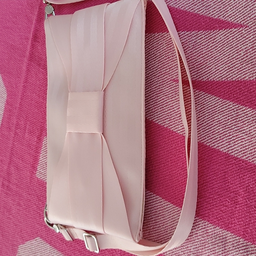Harvey Seatbelt bow cross body